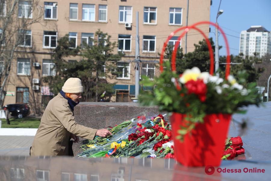 В Одессе к стеле на площади 10 Апреля возложили цветы (фото)