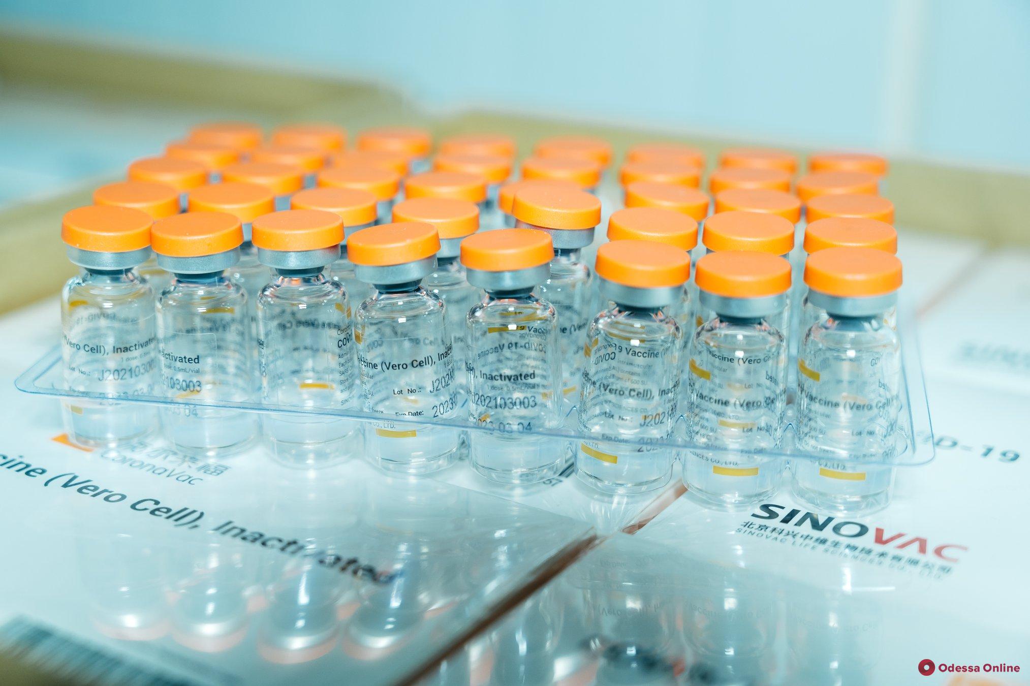 В Одессу привезли 4 400 доз китайской вакцины от COVID-19