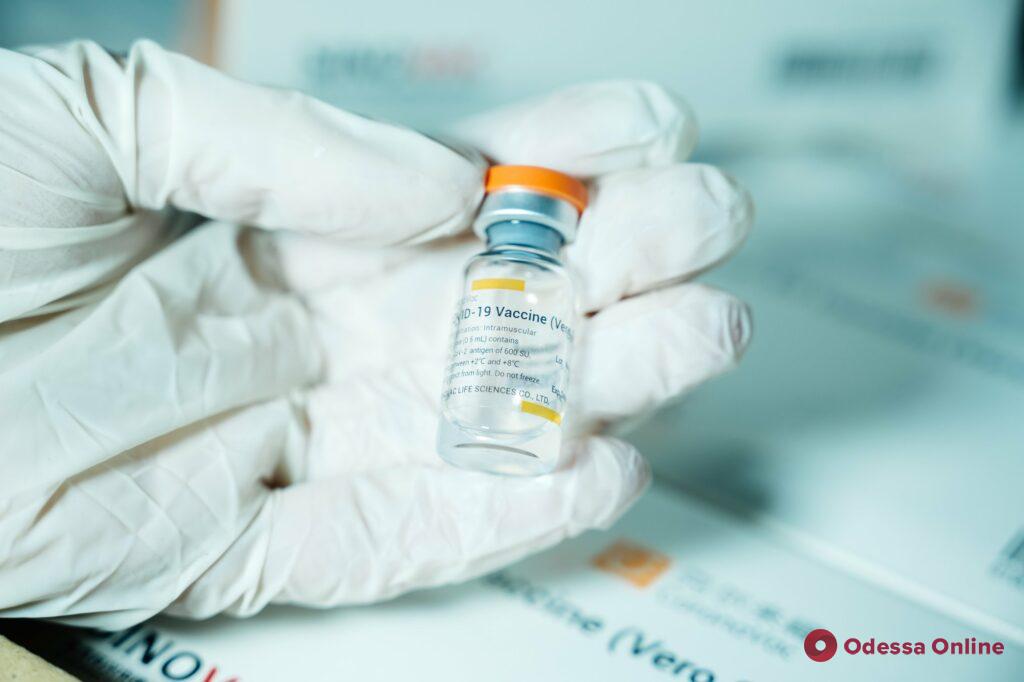В Одессу привезли 4 400 доз китайской вакцины от COVID-19