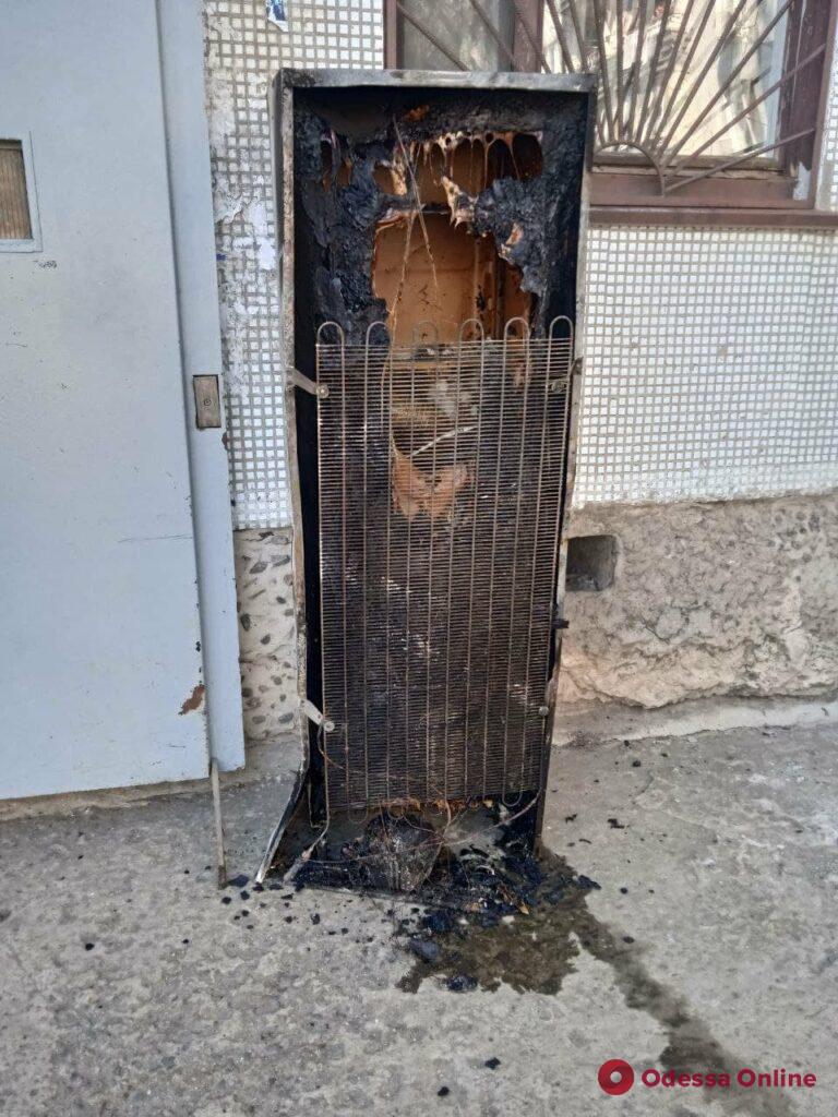 Пожар в Теплодаре: из-за сгоревшего холодильника спасатели эвакуировали жильцов 5-этажного дома (фото)