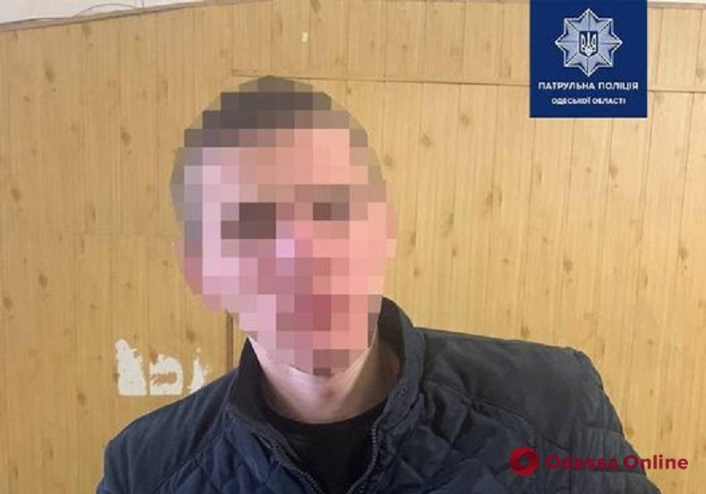 В Одессе пьяный водитель ВАЗа без прав чуть не сбил пешехода и пытался откупиться от патрульных