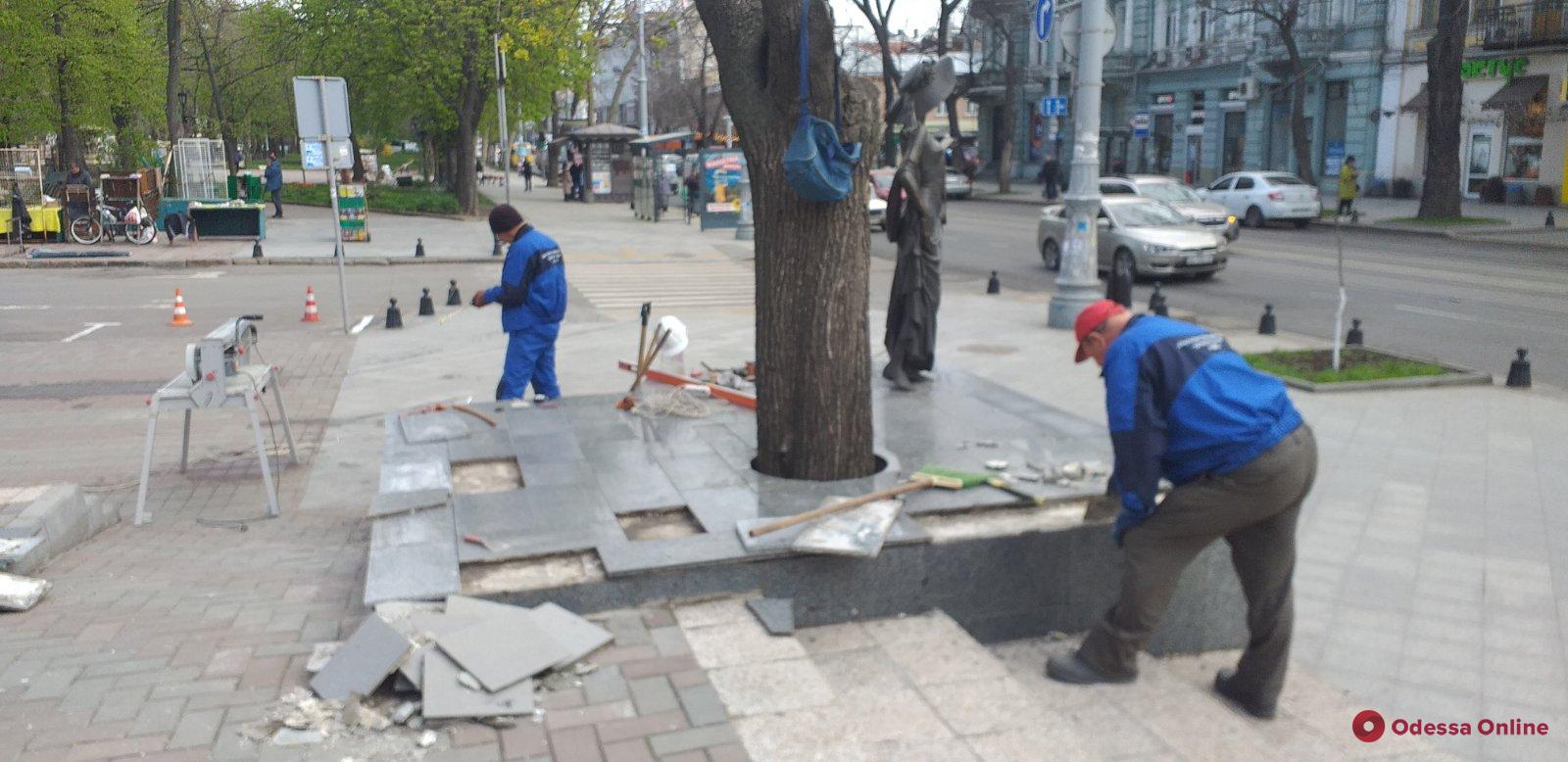 Вандалы повредили плитку у основания памятника Вере Холодной (фото)