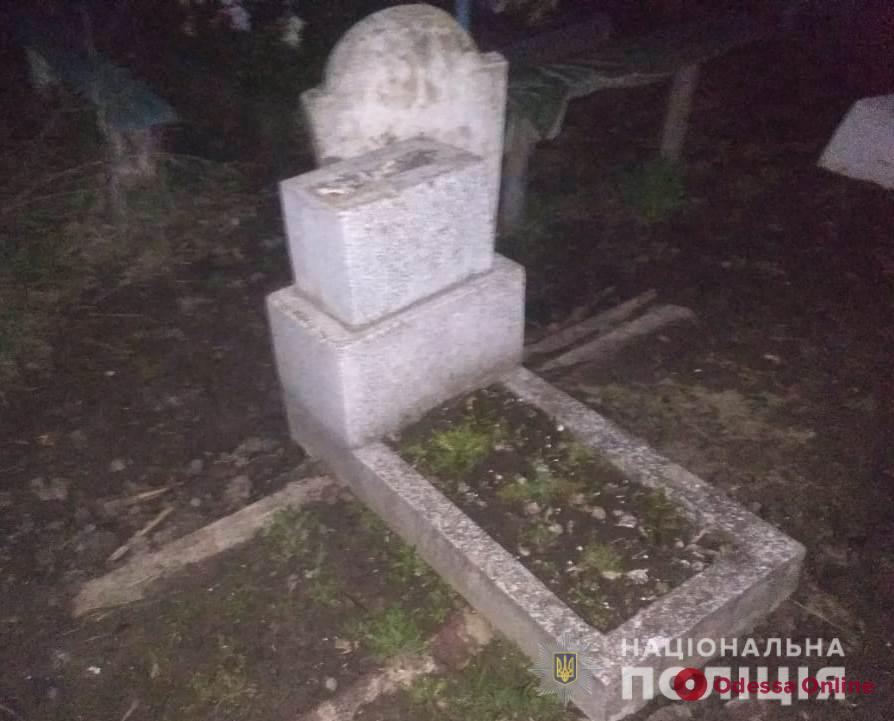 Одесская область: мать и сын осквернили могилу