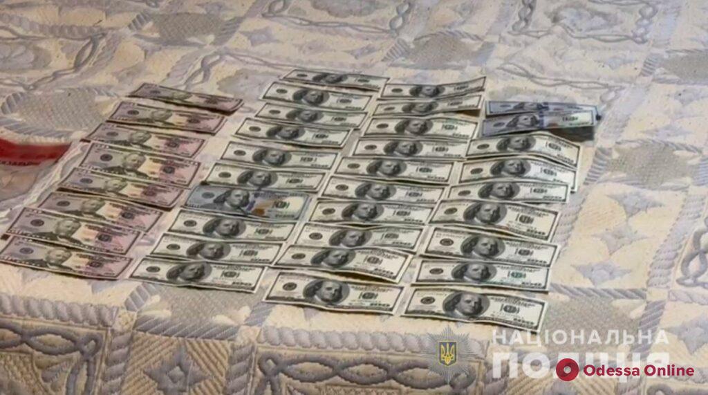 В Одессе сообщили о подозрении двум мужчинам, которые купили автомобиль за фальшивые деньги
