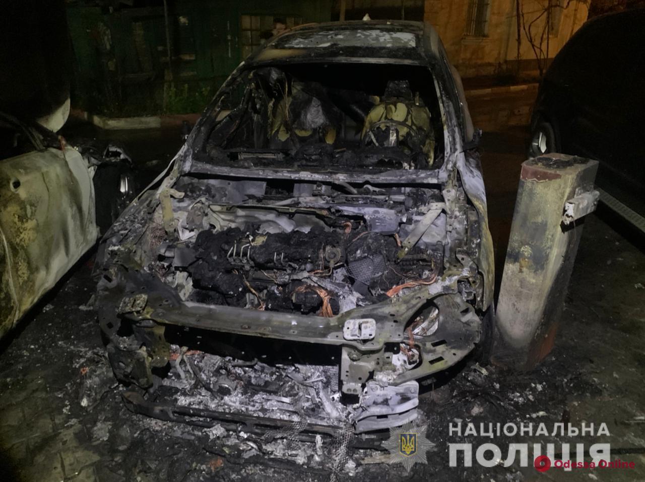 В Одессе ночью подожгли автомобиль – огонь перекинулся на соседние машины