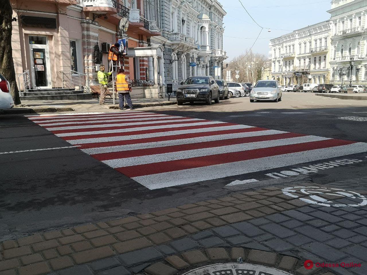 На дорогах Одессы обновляют разметку