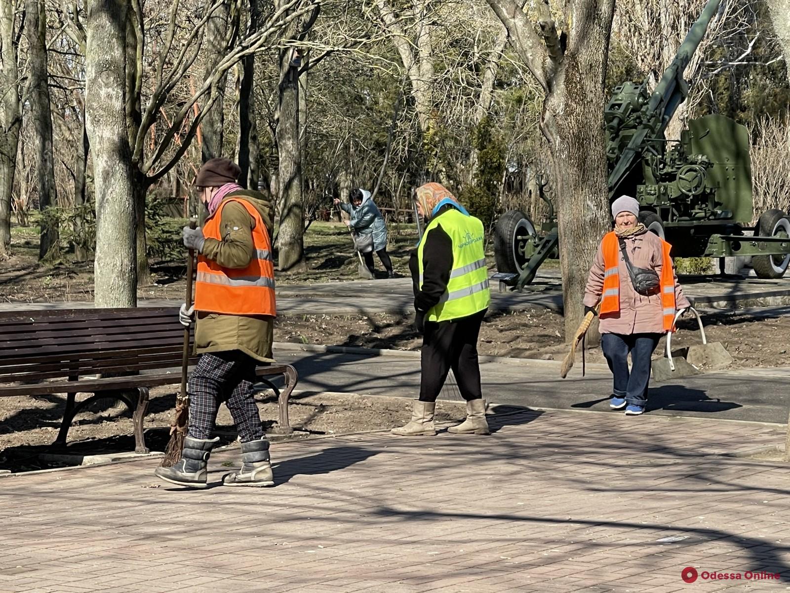 В Одессе коммунальщики и волонтеры накануне Дня освобождения города провели масштабный субботник