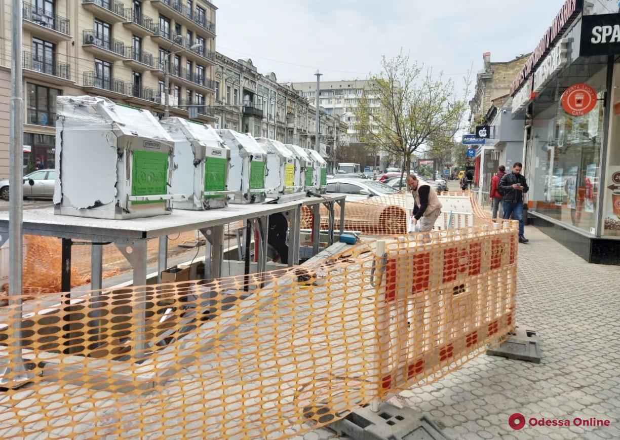 В центре Одессы продолжается установка «умных» подземных контейнеров для сбора мусора