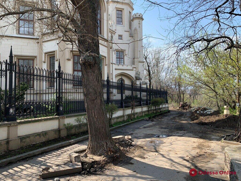 Демонтаж покрытия, ремонт лестницы, укрепление склона: в Одессе продолжается ремонт бульвара Жванецкого (фото)