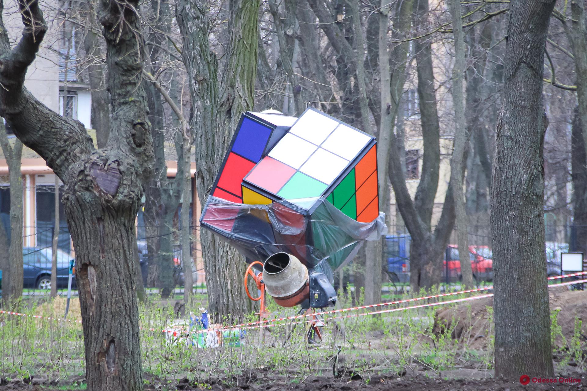 В одесском парке Горького установили гигантский кубик Рубика