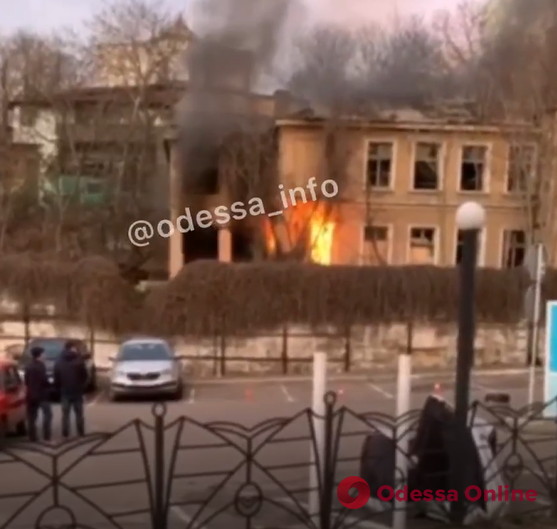 На Таможенной площади горит дом (видео, обновлено)