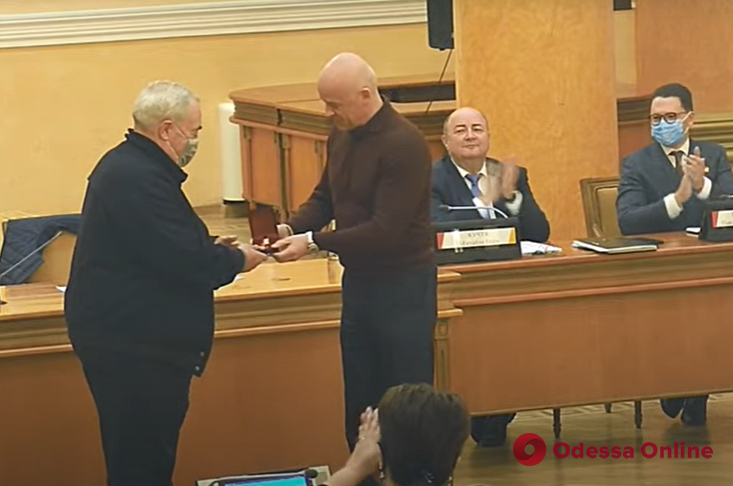 Геннадий Труханов наградил почетными знаками отличия двух выдающихся одесситов