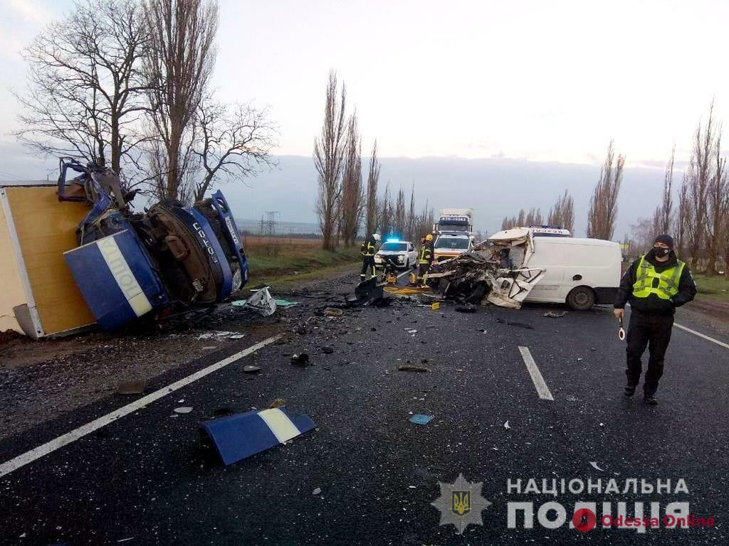 В Николаевской области в ДТП попал катафалк с шестью телами умерших от Covid-19