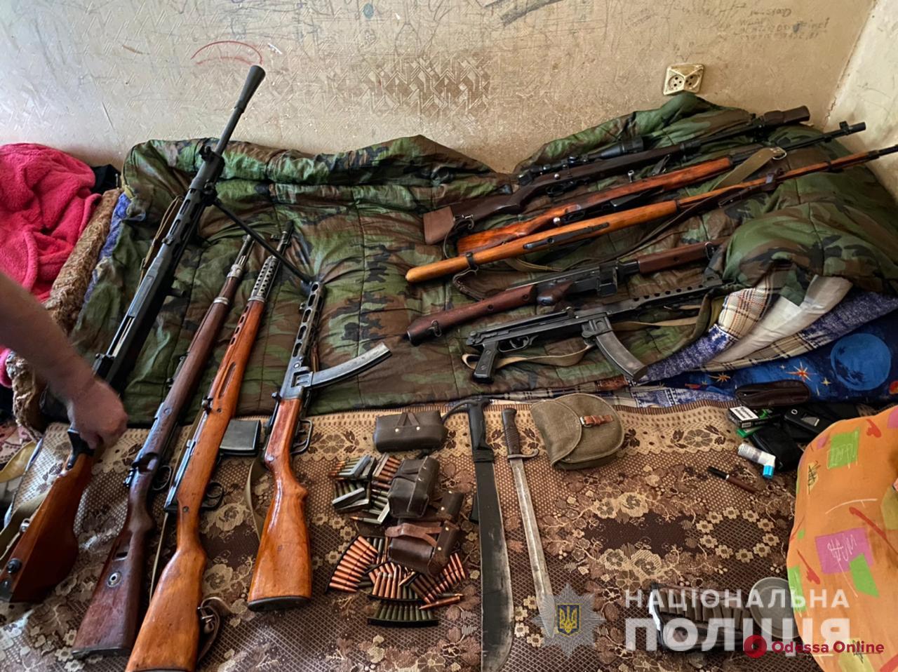В Одессе при обысках у представителей криминалитета правоохранители нашли гранаты, пулеметы и винтовки (фото)