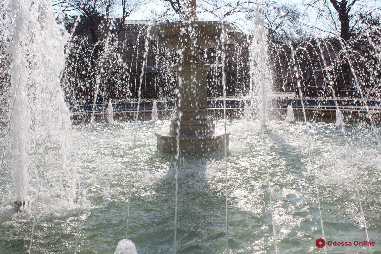 В центре Одессы запустили девять фонтанов