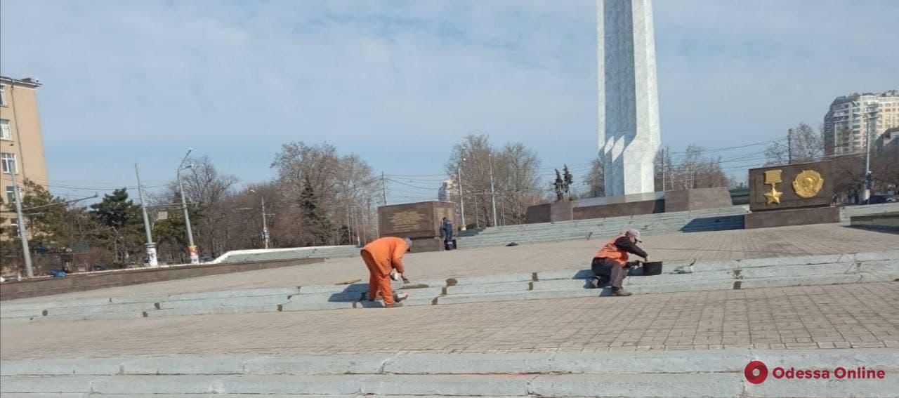 Одесские коммунальщики привели в порядок площадь 10 Апреля
