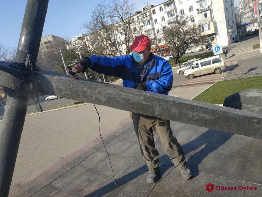 Одесские коммунальщики привели в порядок площадь 10 Апреля