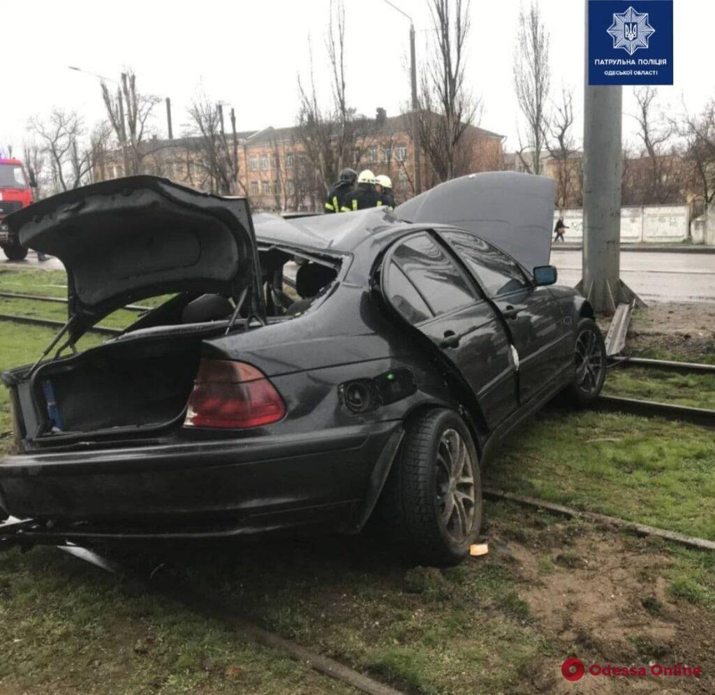На Николаевской дороге автомобиль BMW врезался в столб