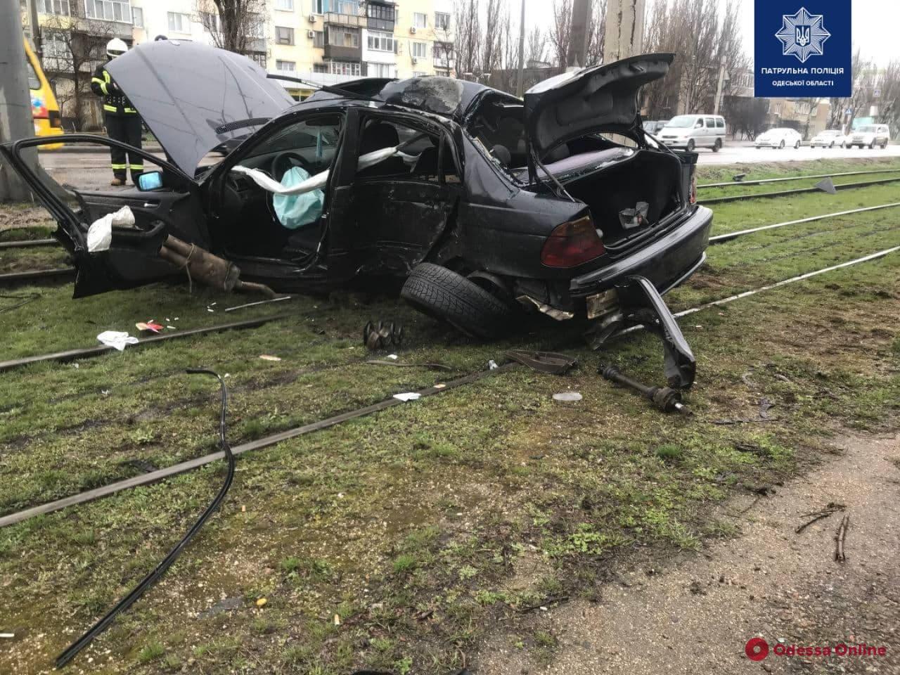 На Николаевской дороге автомобиль BMW врезался в столб