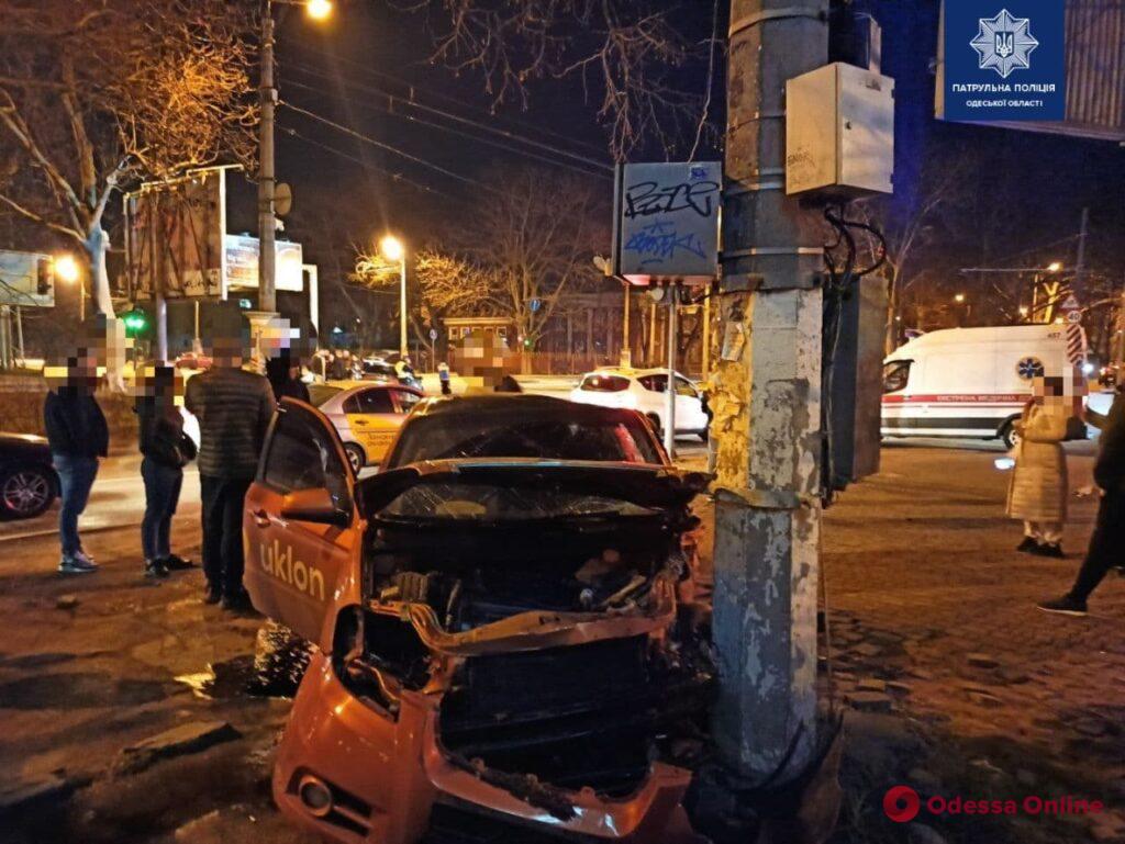 В Одессе такси врезалось в столб после столкновения с другим авто – трое пострадавших