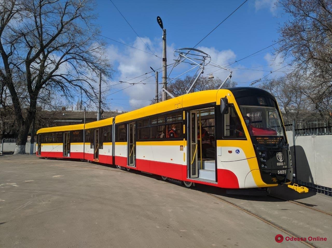 В Одессе представили третий трехсекционный трамвай Odissey MAX (фото)