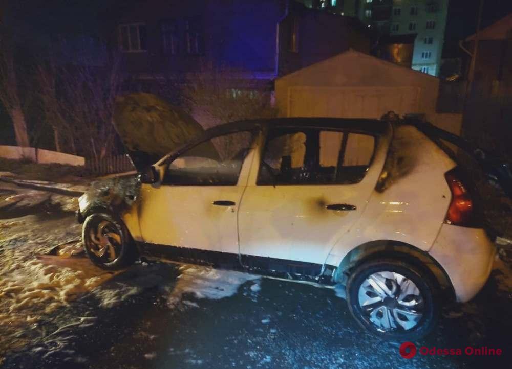В Черноморске тушили загоревшийся автомобиль