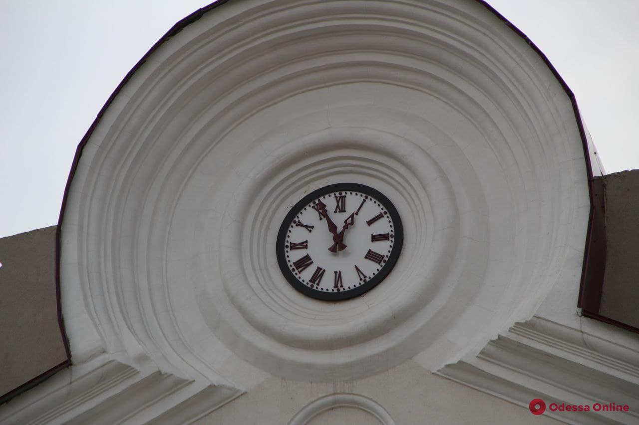 В приемном отделении Еврейской больницы восстановили старинные часы (фото)