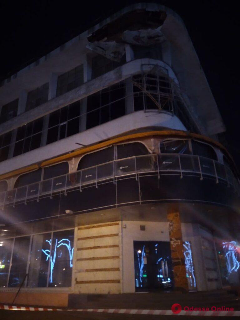 В центре Одессы частично обрушился фасад здания (фото, видео)