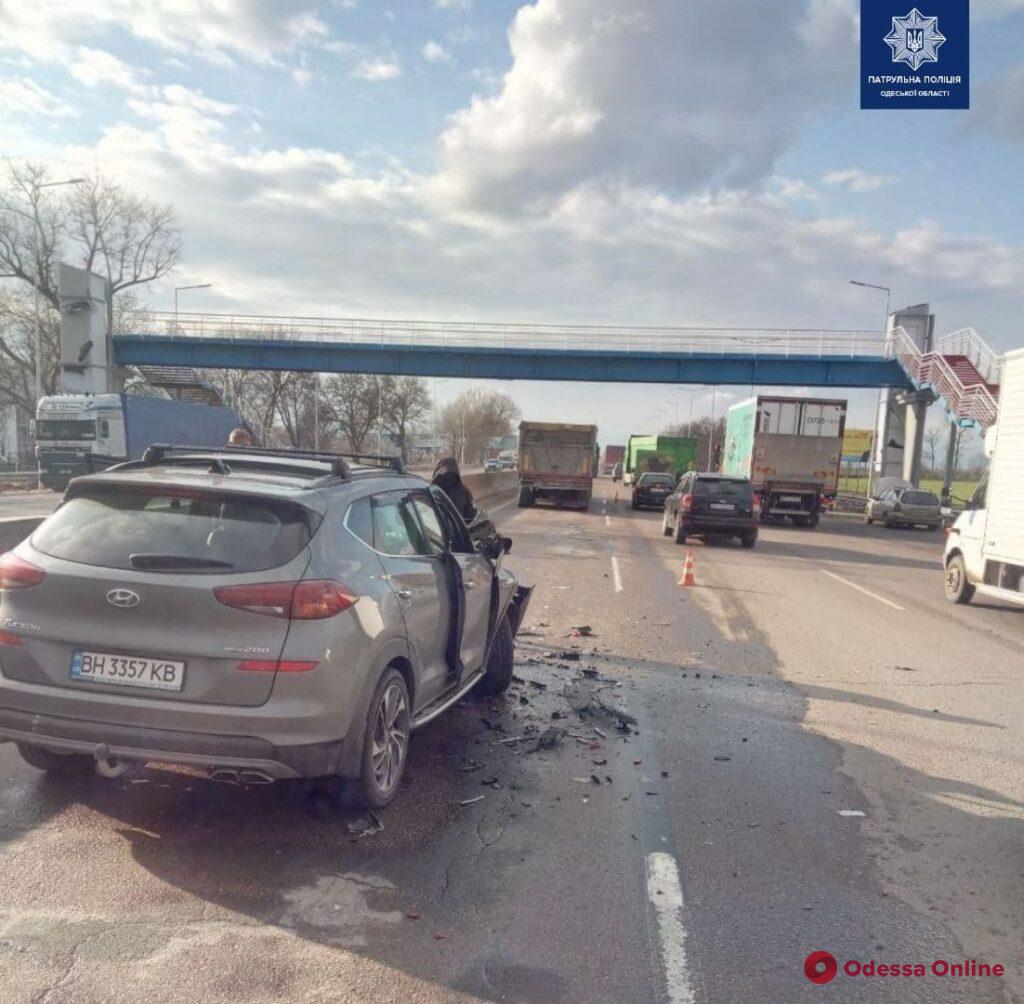 ДТП на Киевской трассе: кроссовер догнал грузовик (фото)