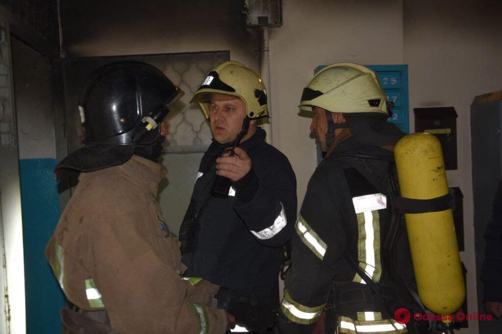 В Одессе тушили пожар в многоэтажке
