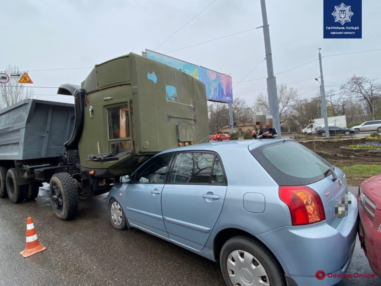 Откинулась кабина: возле Ивановского моста столкнулись КамАЗ и две «Тойоты»