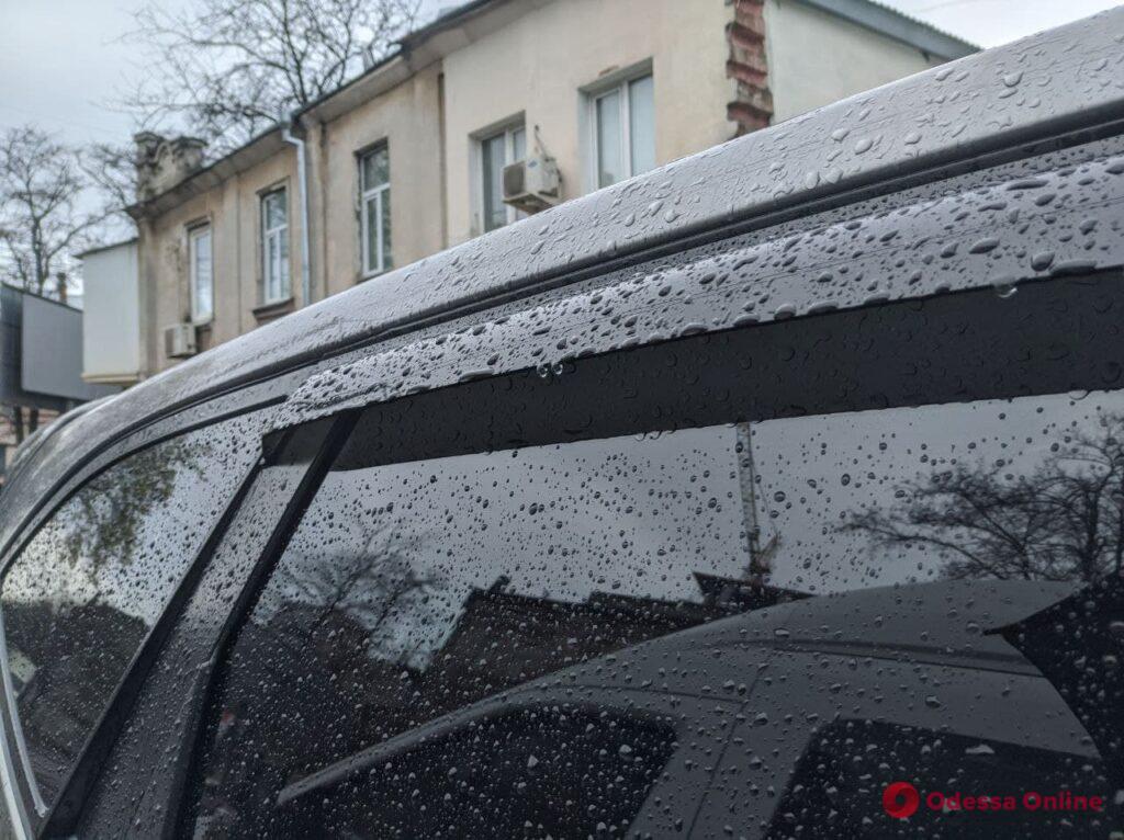 Дождливая Одесса: апрель не спешит радовать теплом (фоторепортаж)