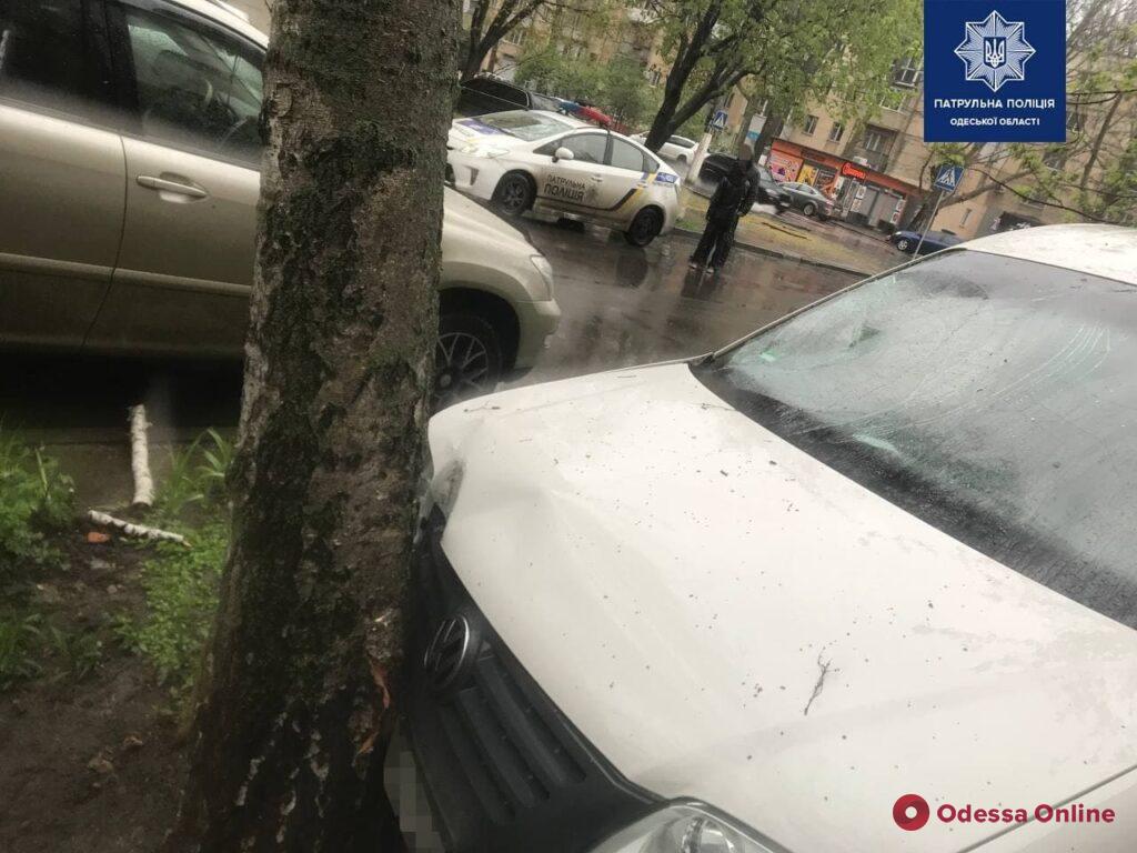 На Сегедской минивэн после столкновения с легковушкой сбил пешехода и врезался в дерево