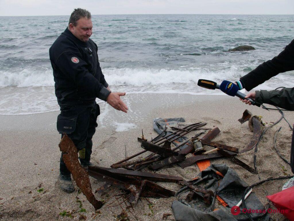 Обломки танкера «Делфи», бутылки и спасательный плот: водолазы чистят дно на одесских пляжах