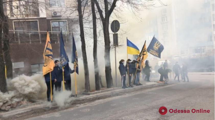 В Одессе Нацкорпус жег файеры под консульством РФ