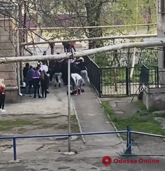 В Одессе в результате массовой драки пострадали трое подростков (видео)