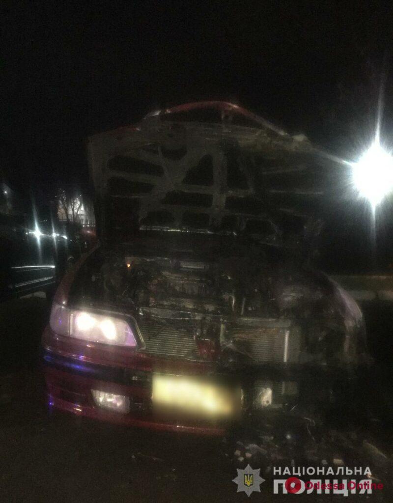 Ночной пожар в Черноморске: полиция расследует обстоятельства поджога двух авто