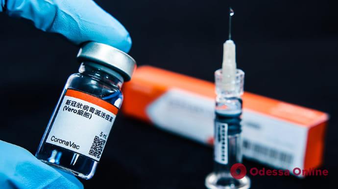 В Украину прибыли 500 тысяч доз китайской вакцины CoronaVac
