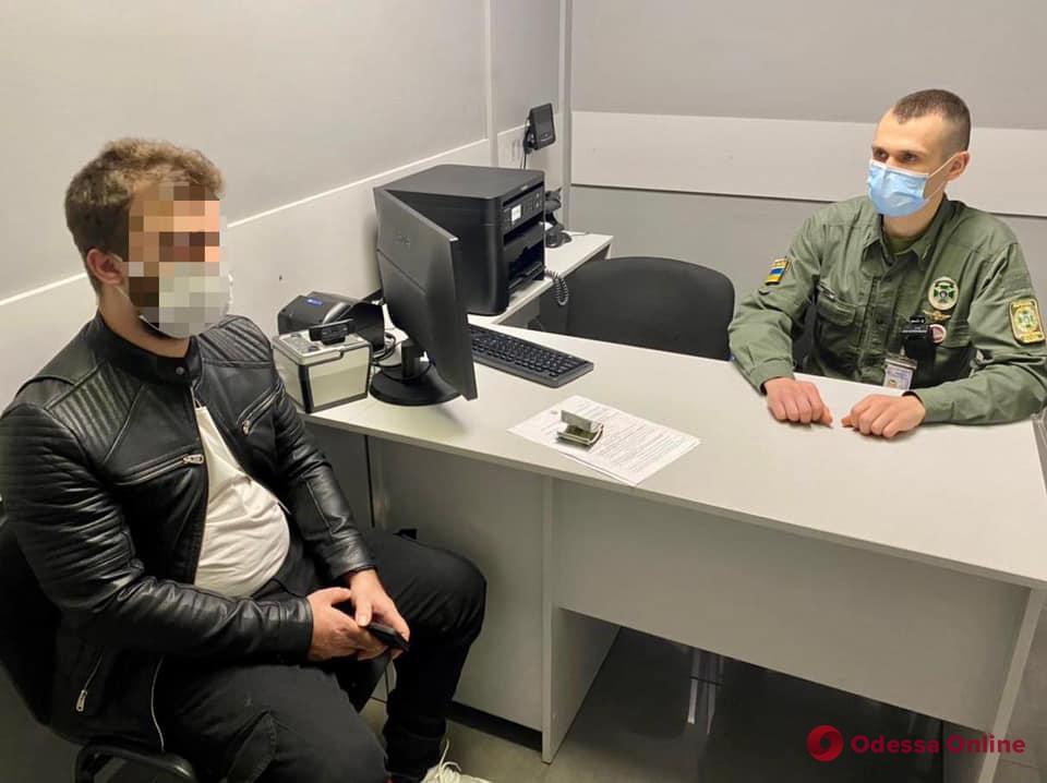 В Одесском аэропорту пограничники не пустили в Украину двух иностранцев