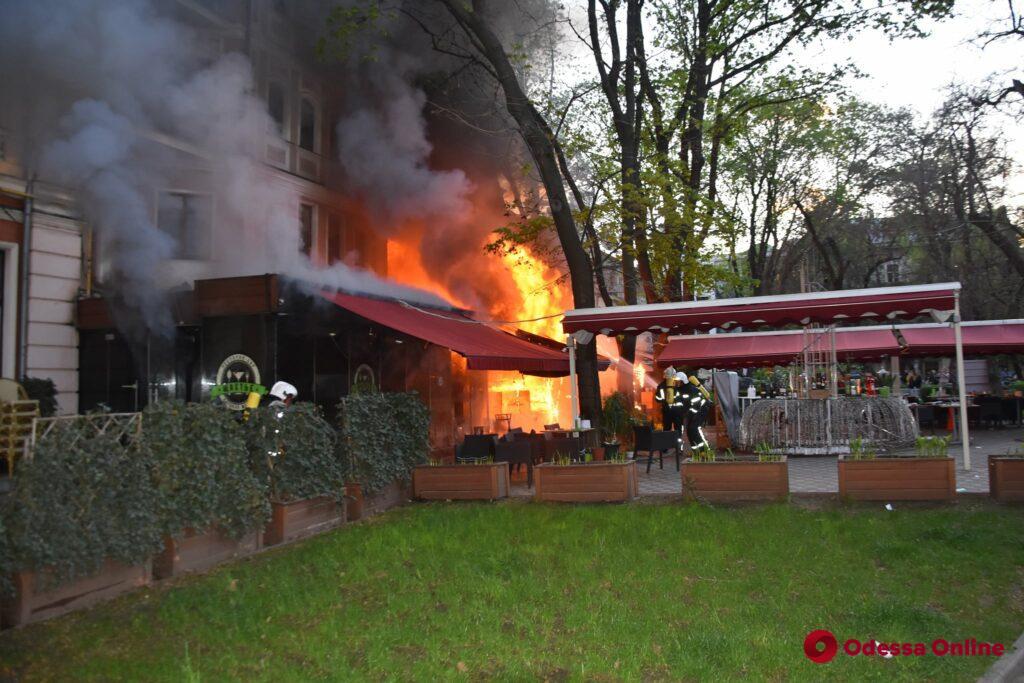 Эвакуированных во время пожара в сквере «Пале-Рояль» постояльцев отеля отселили