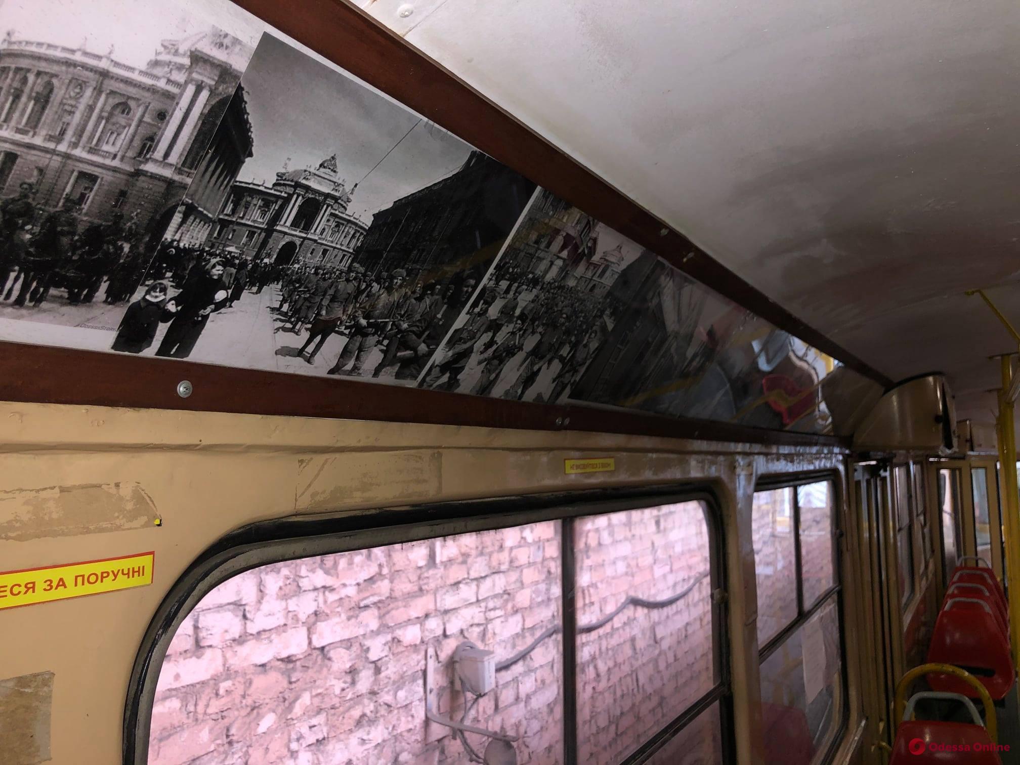 По Одессе курсирует трамвай-галерея с фотографиями времен Второй мировой войны