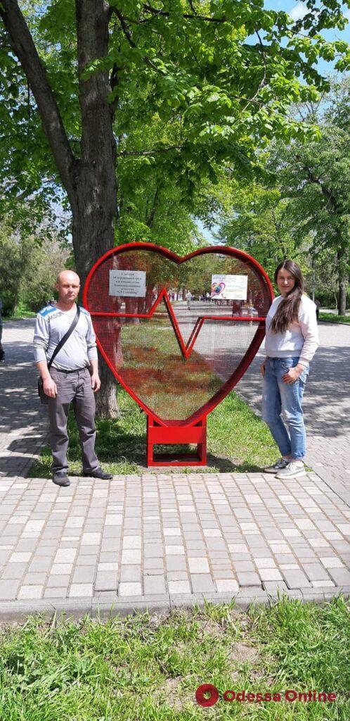 В парке Шевченко установили инсталляцию в виде сердца для помощи детям с инвалидностью