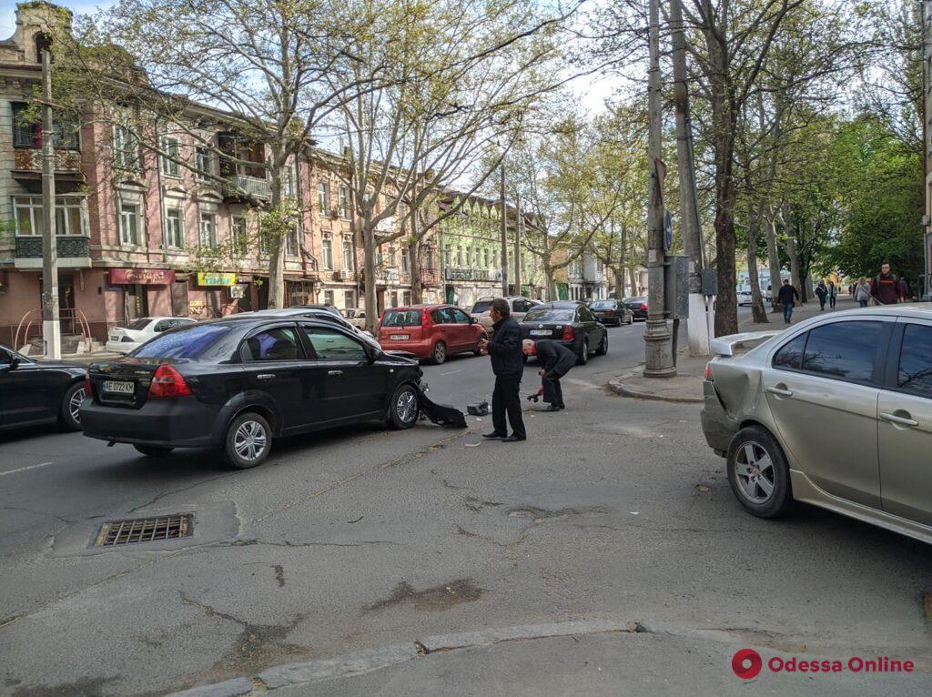 ДТП на Богдана Хмельницкого: дорогу не поделили Chevrolet и Mitsubishi (фото)