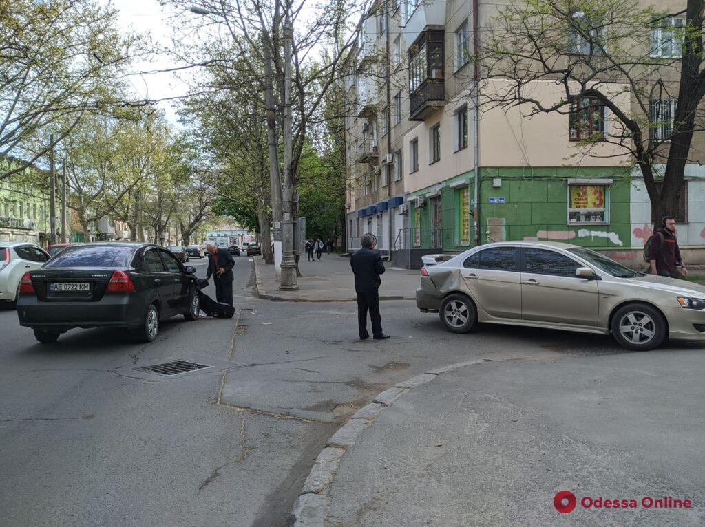 ДТП на Богдана Хмельницкого: дорогу не поделили Chevrolet и Mitsubishi (фото)