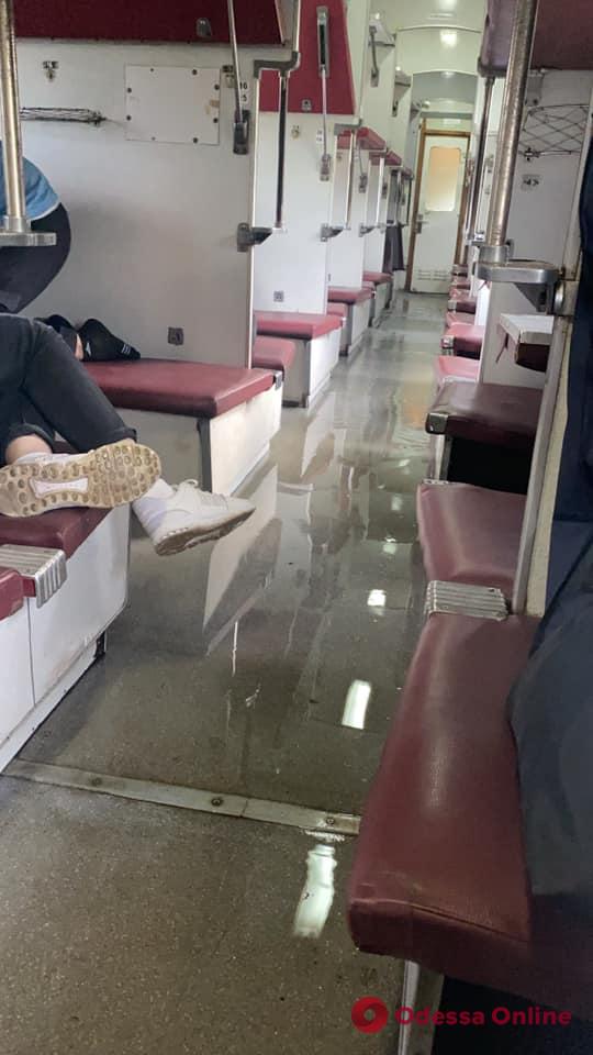 Прорвало трубу: в поезде Рахов — Одесса затопило один из вагонов (фото, видео)