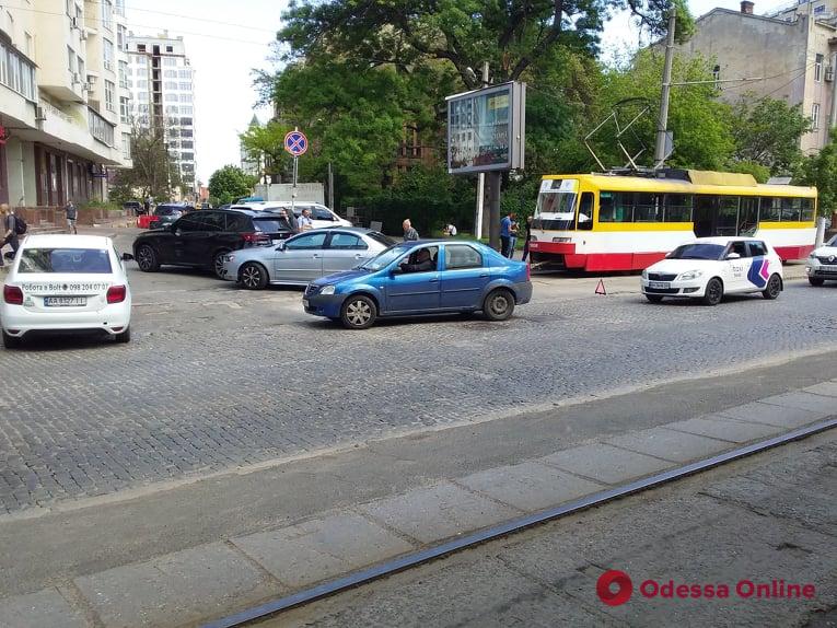 Из-за ДТП на Французском бульваре не ходят трамваи