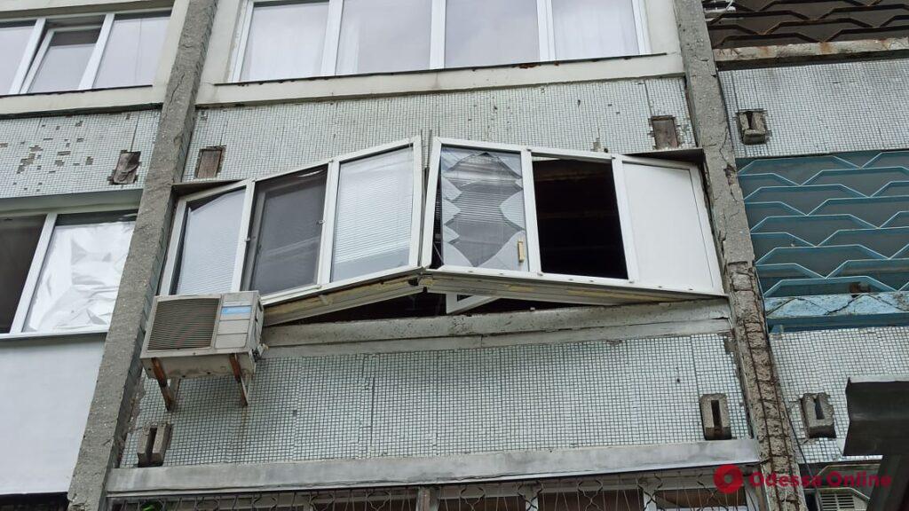 На Фонтане в многоэтажке тушили пожар из-за взорвавшегося телевизора (фото, обновлено)