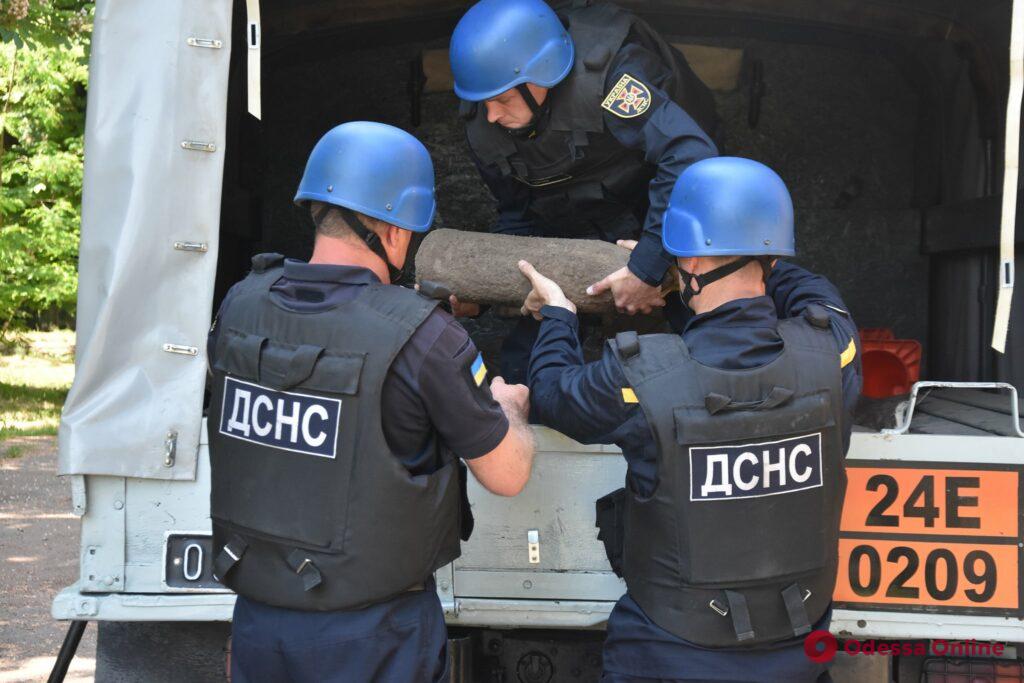 В Одессе на территории больницы нашли артиллерийский снаряд (фото)
