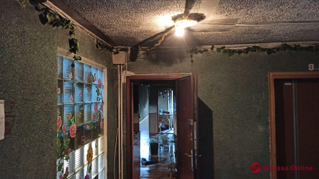 На Фонтане в многоэтажке тушили пожар из-за взорвавшегося телевизора (фото, обновлено)