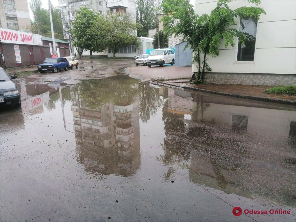 Одесские коммунальщики ликвидируют последствия затяжного дождя
